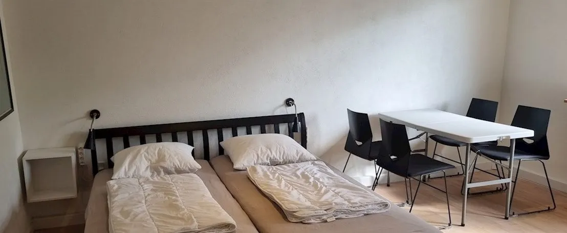 Double room with bed and dining table